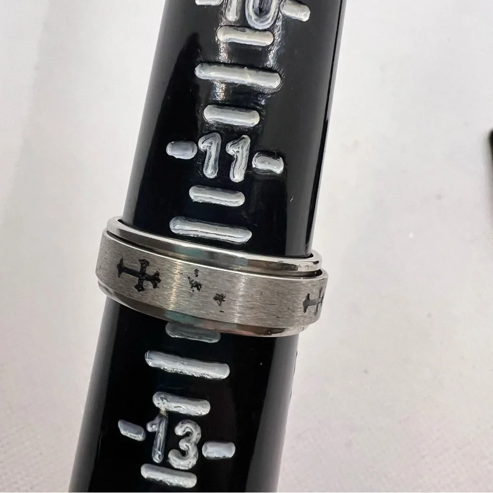 🍭6/$30 Men’s silver tone cross ring band - size 12